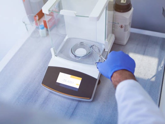 Auto Calibration in Electronic Balances: Why Professional Labs Prefer Smart Systems